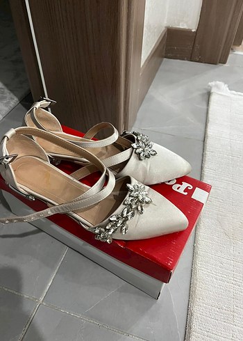 Beyaz Tokalı Taşlı Kadın Topuklu Ayakkabı - Görsel 2