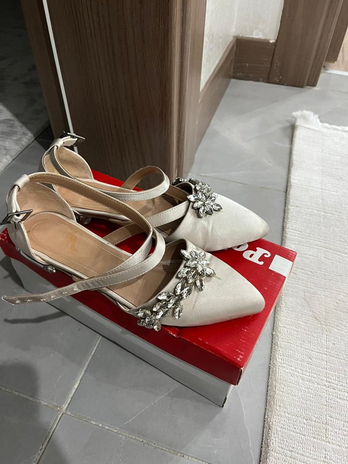 Beyaz Tokalı Taşlı Kadın Topuklu Ayakkabı - Görsel 2