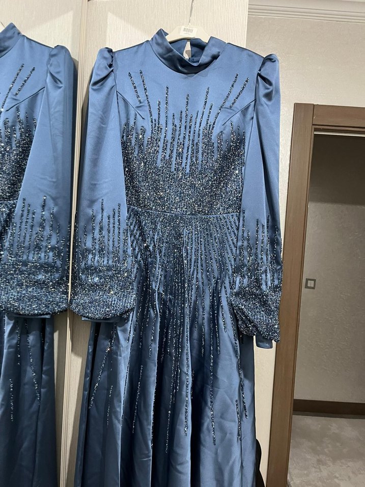 Mavi İşlemeli Uzun Kollu Abiye Elbise - Görsel 4