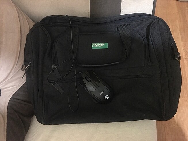 Benetton marka laptop çantası ( mouse hediyeli )