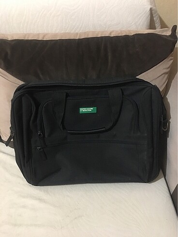 Beden siyah Renk Benetton marka laptop çantası ( mouse hediyeli )