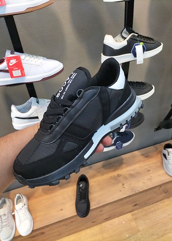 44 Beden Lacoste Siyah Erkek Spor Ayakkabı Numaraları Mevcuttur