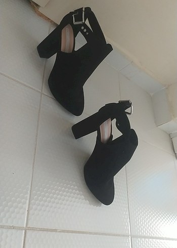 Bershka Siyah Süet Tokalı Stiletto Topuklu Kadın Ayakkabı