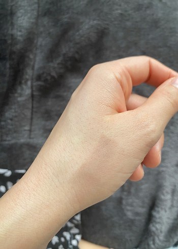 Koyu Bej Tonunda Makyaj Ürünü - Görsel 4