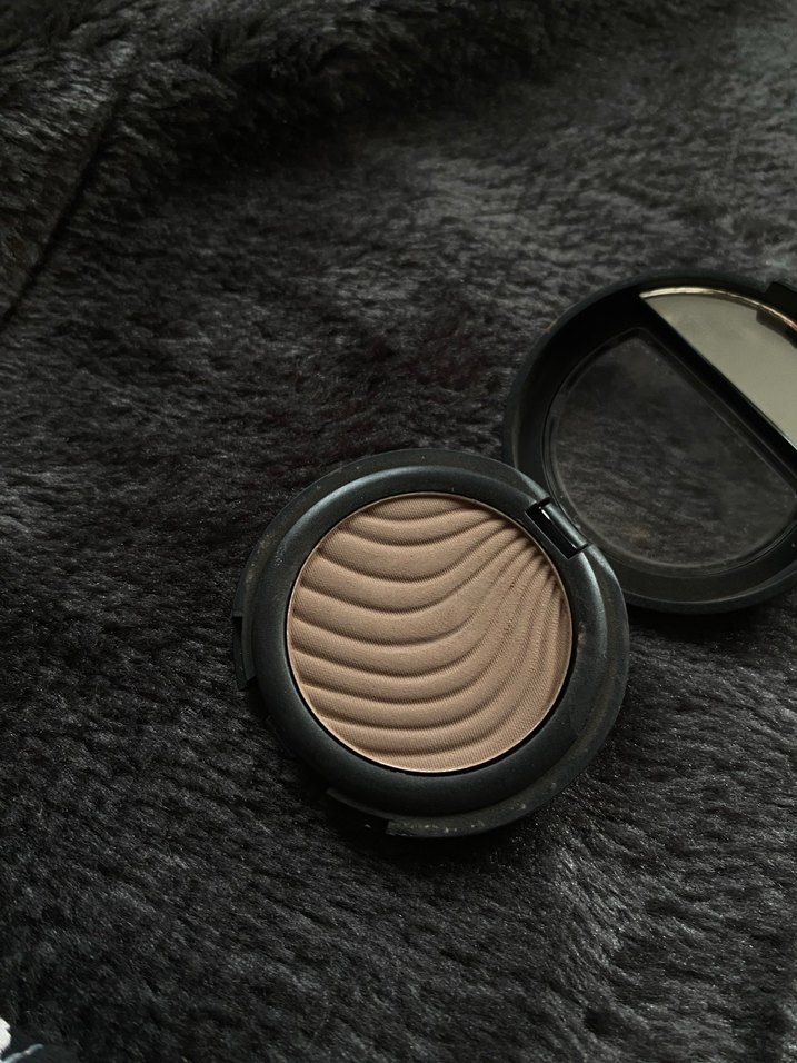 Koyu Bej Tonunda Makyaj Ürünü - Görsel 3