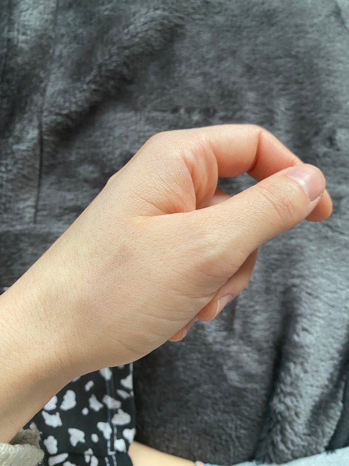 Koyu Bej Tonunda Makyaj Ürünü - Görsel 2