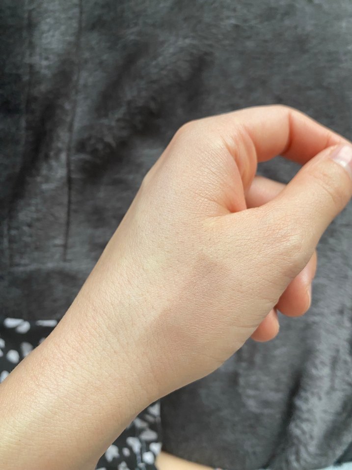 Koyu Bej Tonunda Makyaj Ürünü - Görsel 4