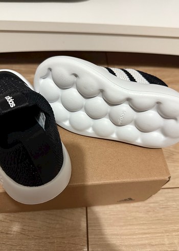 22 Beden siyah Renk Adidas bubble comfy (küçük kalıp aslında 24 numara)