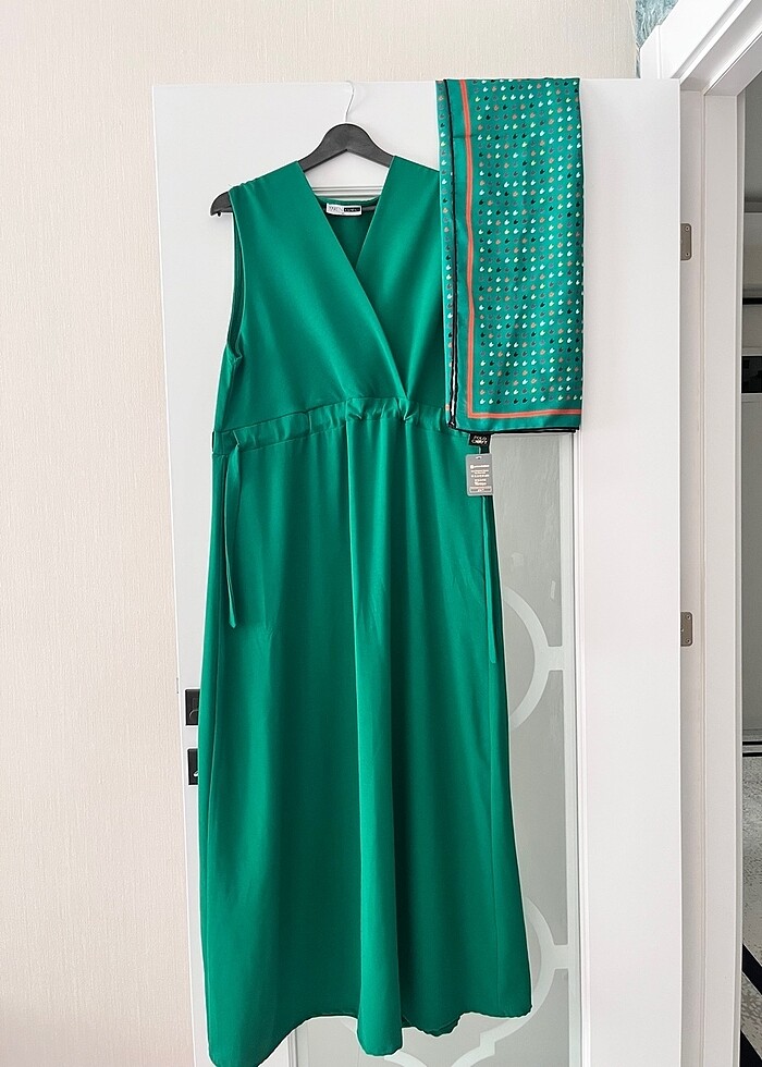 Yeşil jile ve eşarp kombin - Görsel 2