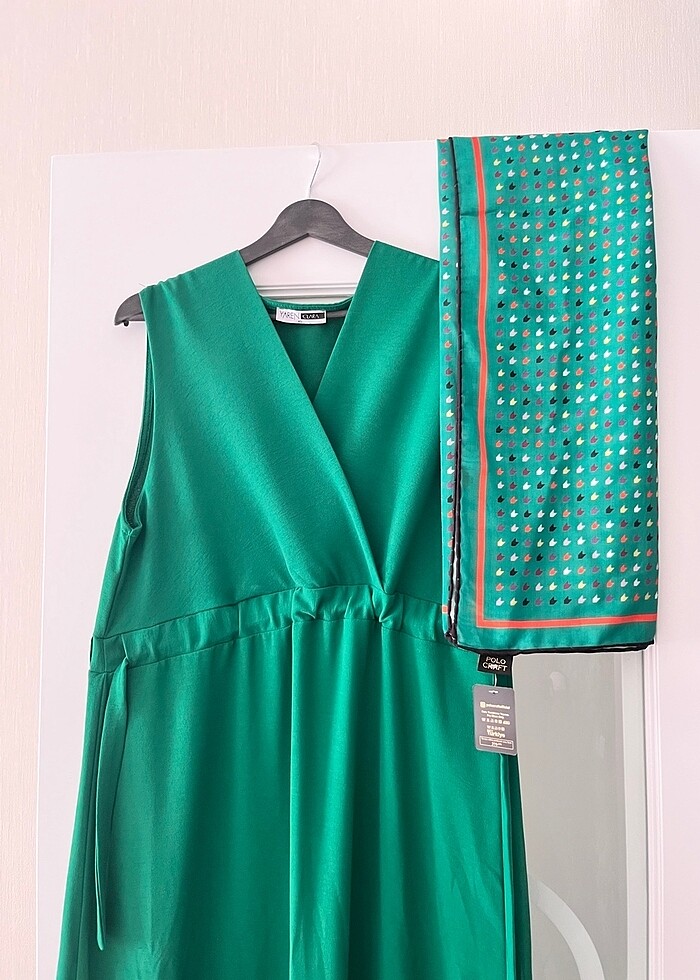 Yeşil jile ve eşarp kombin - Görsel 3