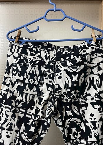 H&M Siyah Beyaz Zebra Desenli Dar Kesim Kadın Kumaş Pantolon - Görsel 4