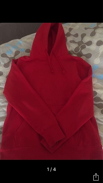 kırmızı kapüşonlu sweatshirt pullbear