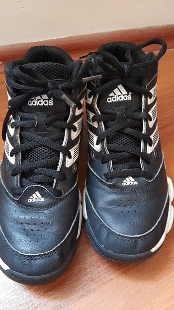Adidas basketbolcu ayakkabısı