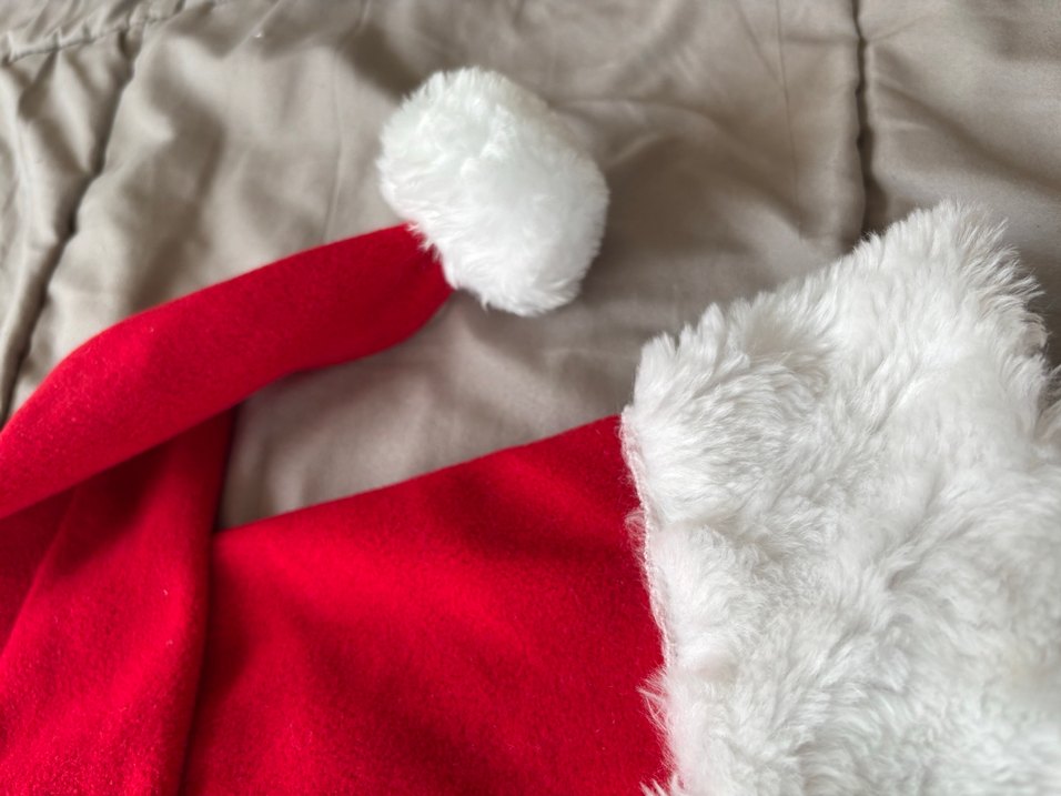 Kırmızı Püsküllü Noel Şapkası - Görsel 3