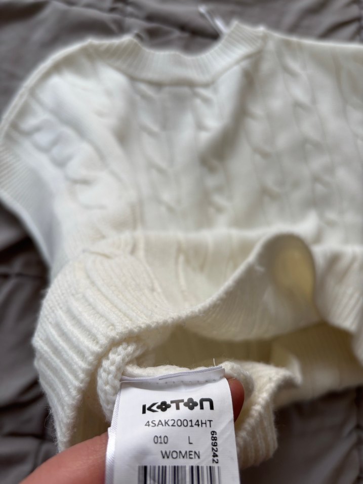 Nakışlı V Yaka Örgü Beyaz Süveter - Görsel 3