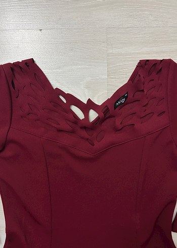 göğüs detaylı bordo elbise - Görsel 3