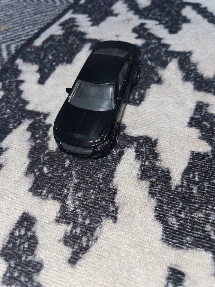 Küçük Siyah Oyuncak Araba - Görsel 2