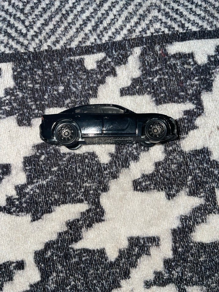 Küçük Siyah Oyuncak Araba - Görsel 3