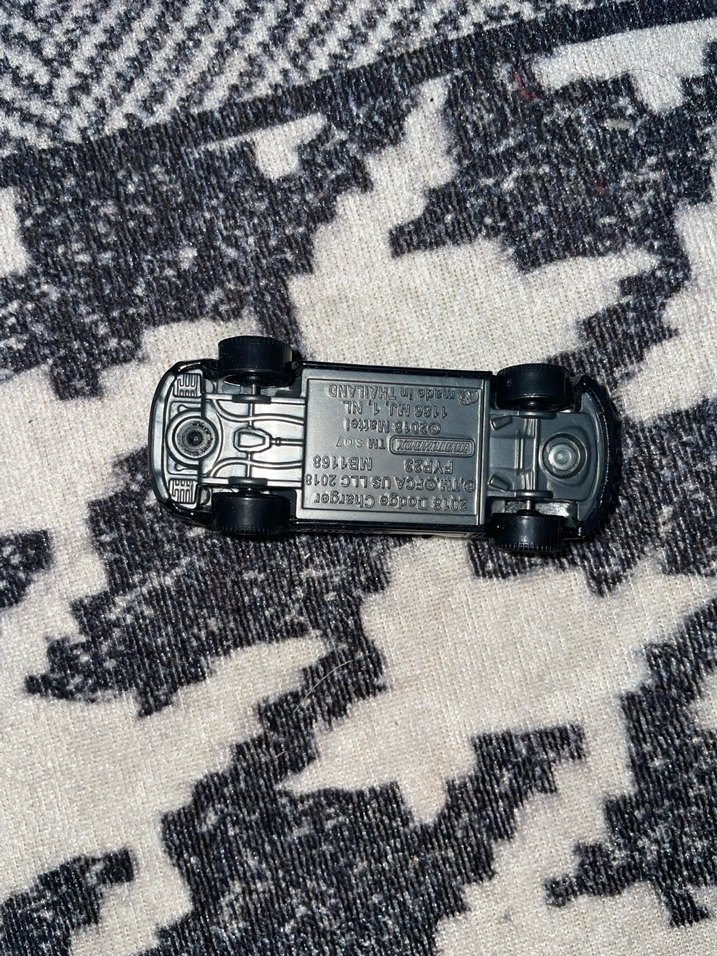 Küçük Siyah Oyuncak Araba - Görsel 4