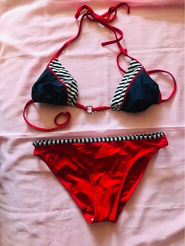 Kırmızı bikini
