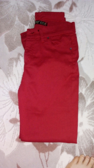 kırmızı pantolon