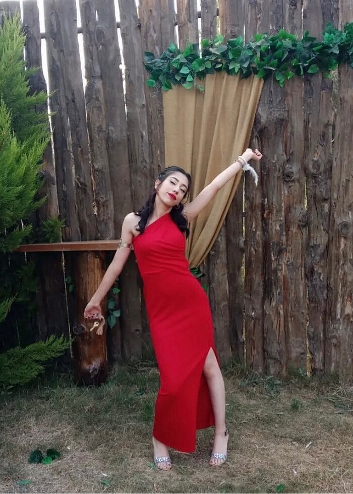 Kırmızı elbise - Görsel 2