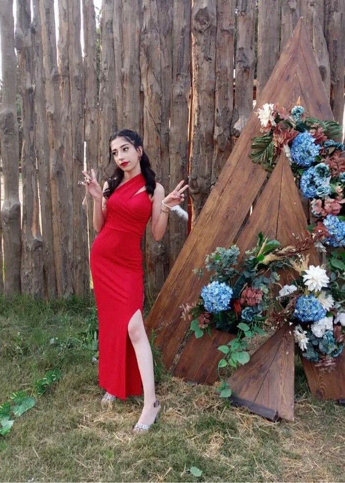 Kırmızı elbise - Görsel 3