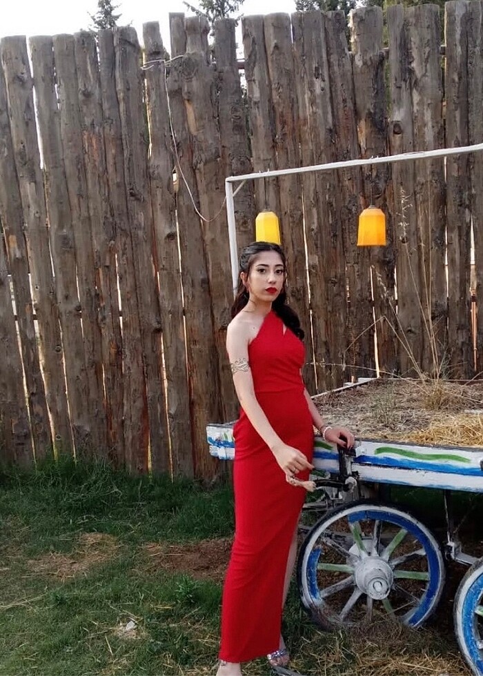 Kırmızı elbise - Görsel 4