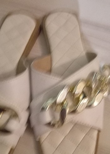 Beyaz Zincir Detaylı Blok Topuklu Terlik - Görsel 4