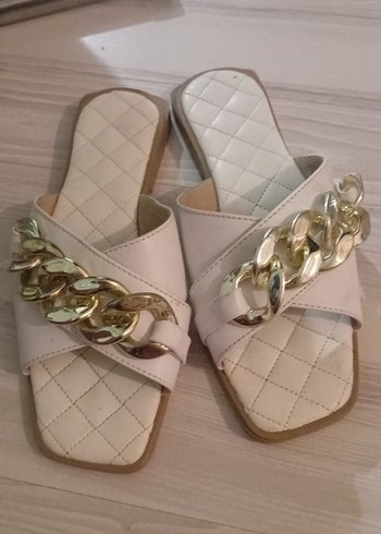 Beyaz Zincir Detaylı Blok Topuklu Terlik - Görsel 2