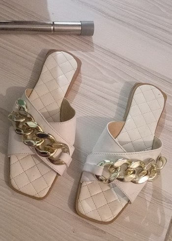 Beyaz Zincir Detaylı Blok Topuklu Terlik - Görsel 5