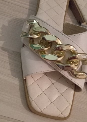 Beyaz Zincir Detaylı Blok Topuklu Terlik - Görsel 3