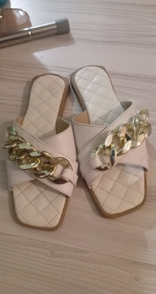 Beyaz Zincir Detaylı Blok Topuklu Terlik - Görsel 2