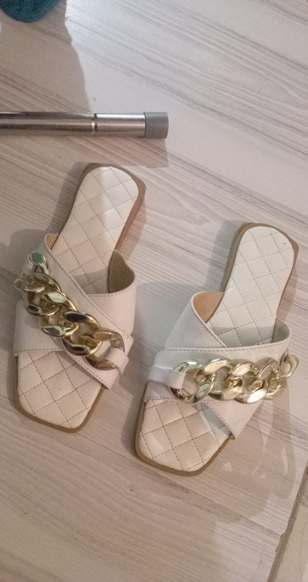 Beyaz Zincir Detaylı Blok Topuklu Terlik - Görsel 5