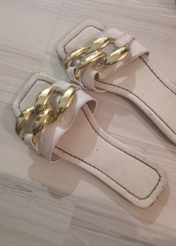 Zincir Detaylı Beyaz Kadın Terlik - Görsel 3