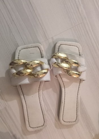 Zincir Detaylı Beyaz Kadın Terlik - Görsel 2