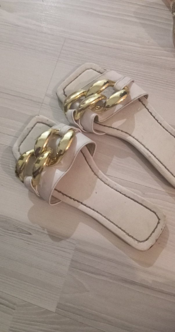 Zincir Detaylı Beyaz Kadın Terlik - Görsel 3