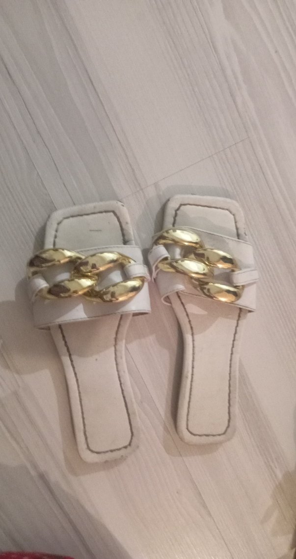 Zincir Detaylı Beyaz Kadın Terlik - Görsel 2