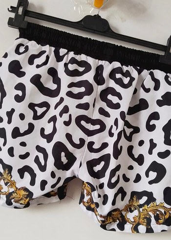 Zincir Detaylı Leopar Desenli Mini Şort