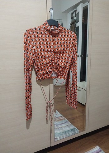 DİK YAKA İP BAĞLAMALI CROP BLUZ - Görsel 3