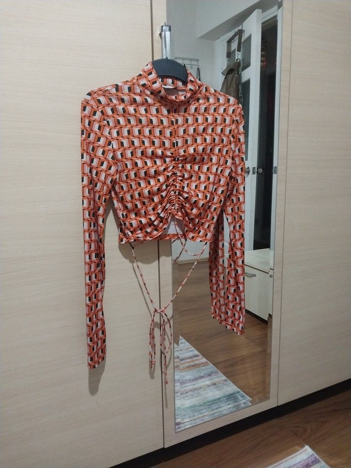 DİK YAKA İP BAĞLAMALI CROP BLUZ - Görsel 3