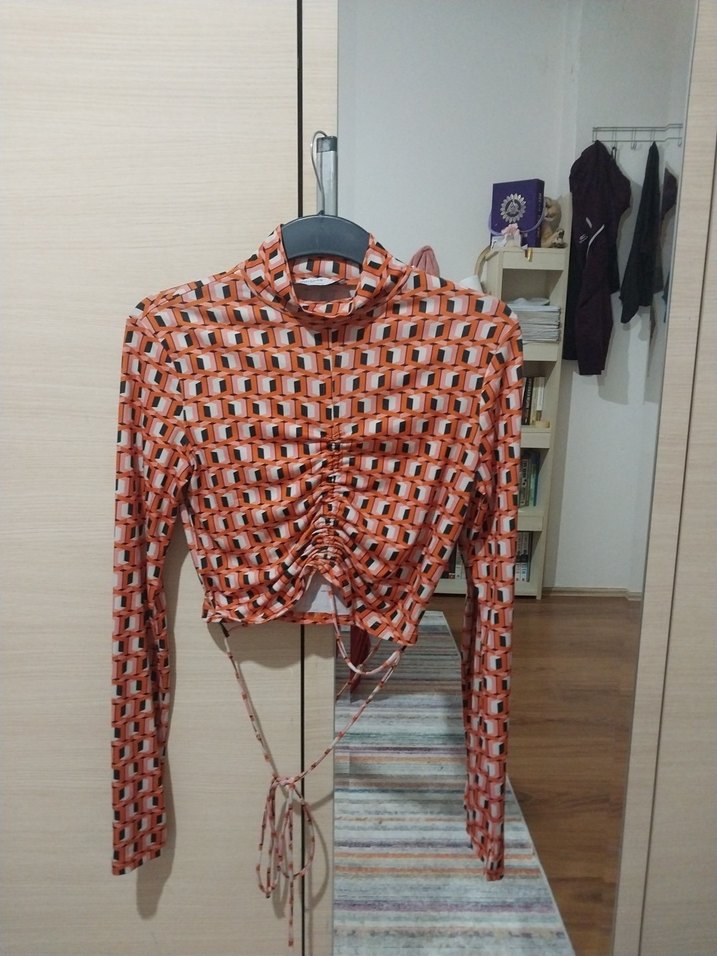 DİK YAKA İP BAĞLAMALI CROP BLUZ - Görsel 2