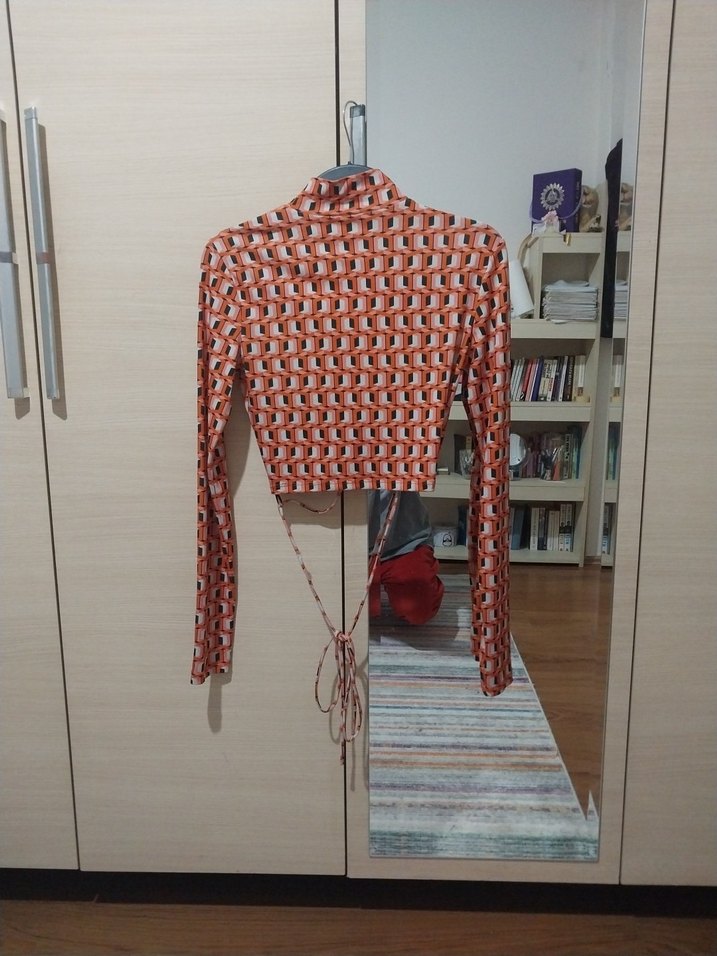 DİK YAKA İP BAĞLAMALI CROP BLUZ - Görsel 5