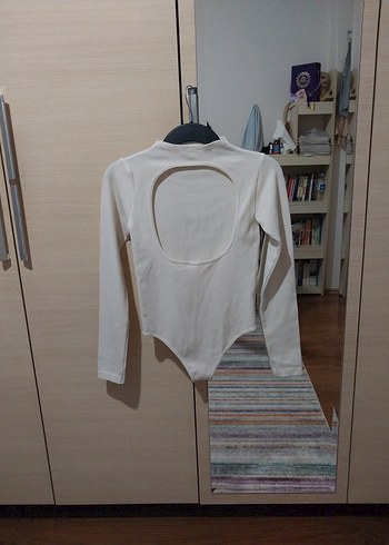 SIRT DEKOLTELİ EKRU BODYSUİT - Görsel 3