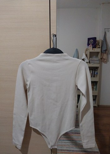 SIRT DEKOLTELİ EKRU BODYSUİT - Görsel 2