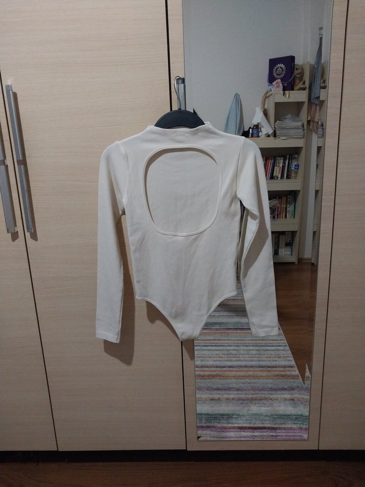 SIRT DEKOLTELİ EKRU BODYSUİT - Görsel 3