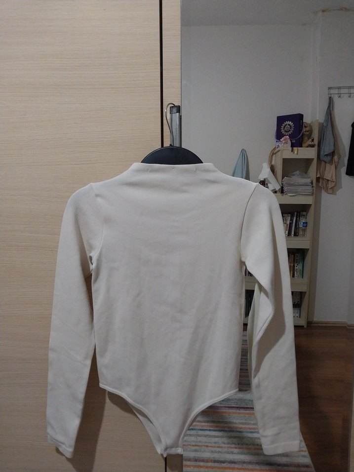 SIRT DEKOLTELİ EKRU BODYSUİT - Görsel 2