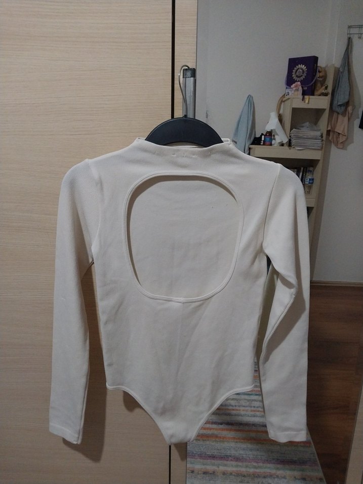 SIRT DEKOLTELİ EKRU BODYSUİT - Görsel 4