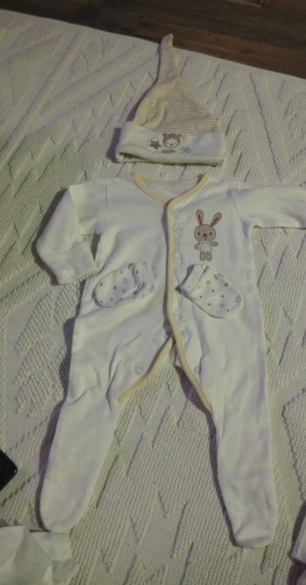 Beyaz Nakışlı Erkek Bebek Tulum ve Şapka - Görsel 2