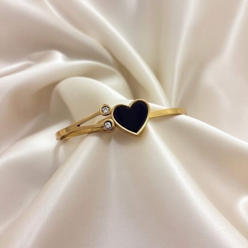 Altın Renkli Kalp Detaylı Kadın Bileklik - Görsel 3